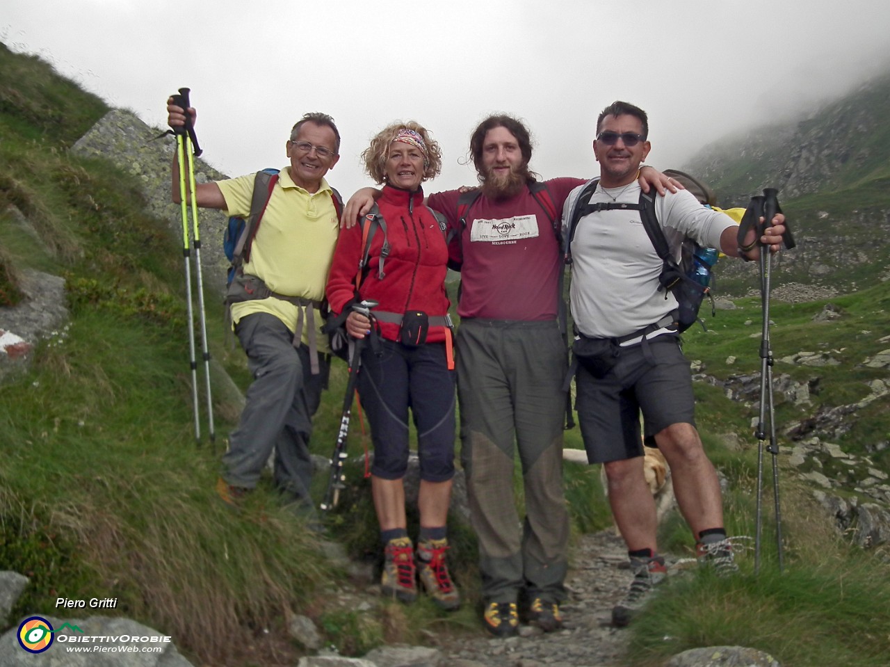 176 Incontriamo Farizio, rifugista del Coca, che posa con noi .JPG